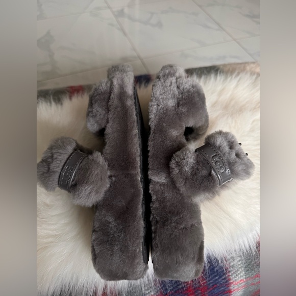 UGG Fluffy Slide Sandals - Size 7 - Cozy & Stylish - Picture 3 of 10